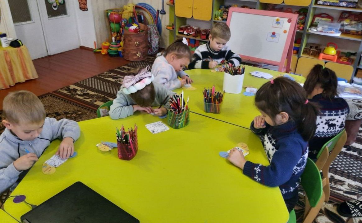 Решетилівські діти створили листівки для захисників