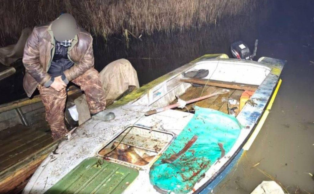 На Кам’янському водосховищі троє чоловіків уночі ловили гарпунами рибу у заповідній зоні