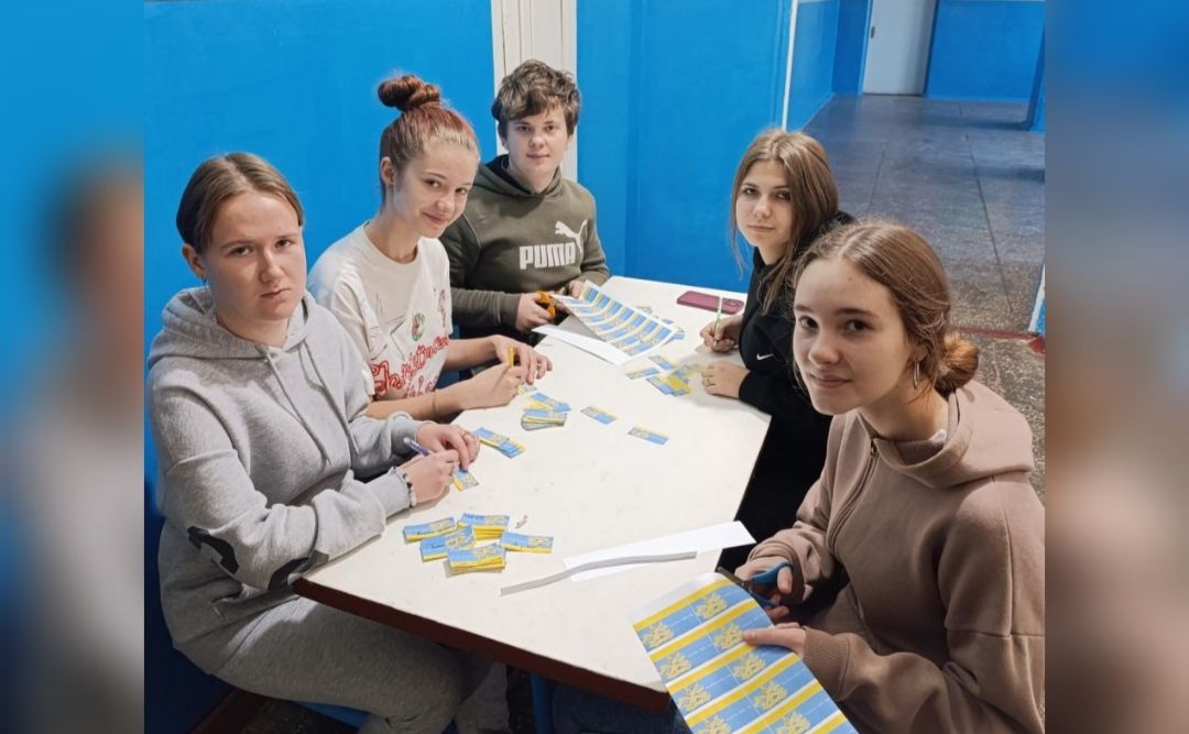 Остап’євські школярі допомагають волонтерам виготовляти окопні свічки