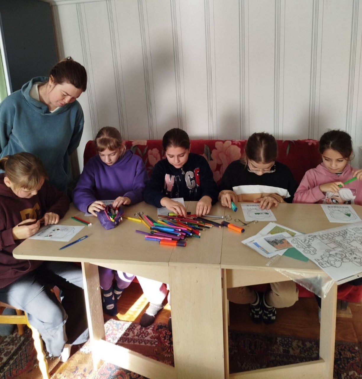 У Михнівській СБФ малеча виготовляла вітальні листівки до свят