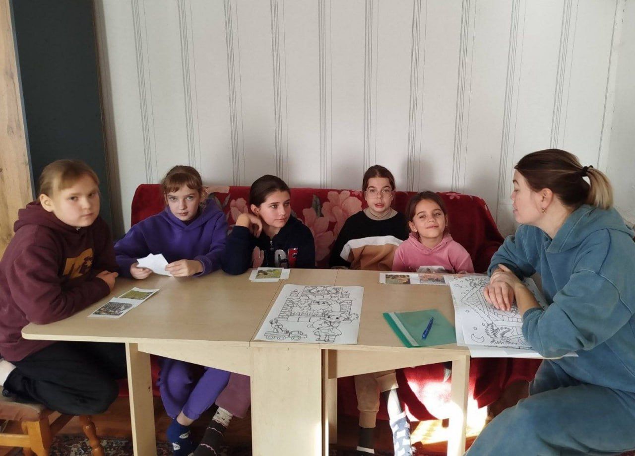 У Михнівській СБФ малеча виготовляла вітальні листівки до свят