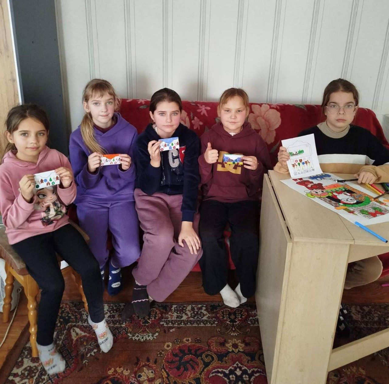 У Михнівській СБФ малеча виготовляла вітальні листівки до свят