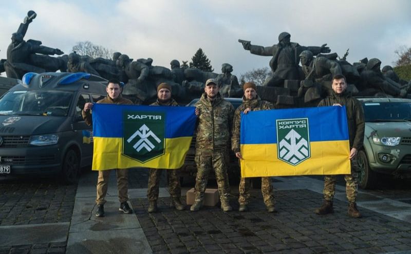 Тімоті Снайдер та волонтери NAFO передали «Хартії» 10 автівок