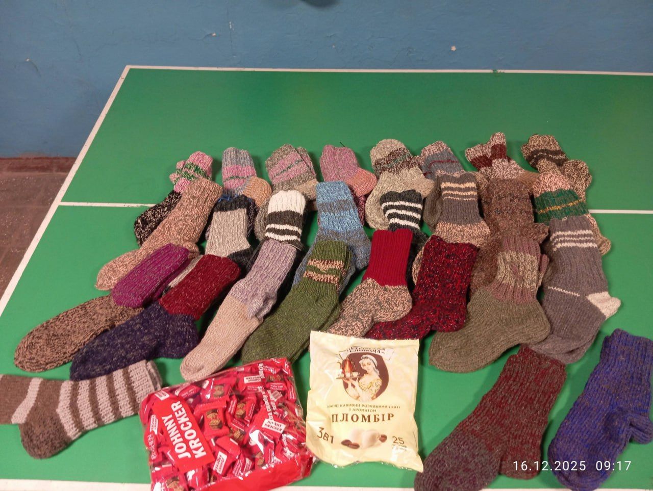 Малобакайці відправили чергову партію шкарпеток на фронт