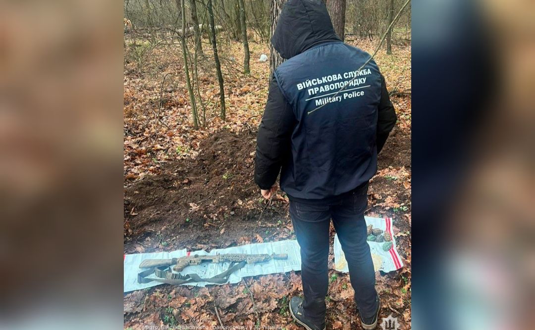 У лісосмузі на Полтавщині виявили сховок зі зброєю