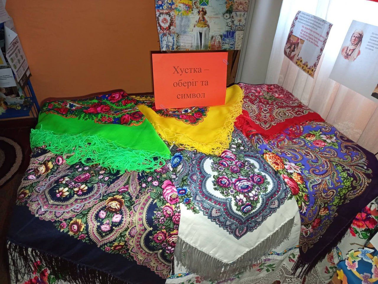 У Першолиманському книгозбірні діє виставка українських хусток