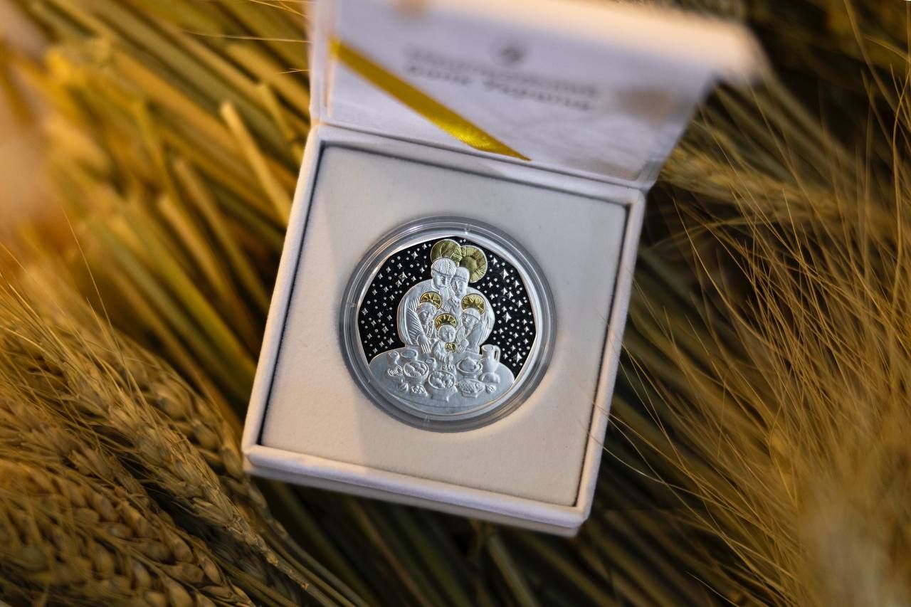 НБУ випустив срібну монету «Дух Різдва» з дідухом та родиною за святковим столом