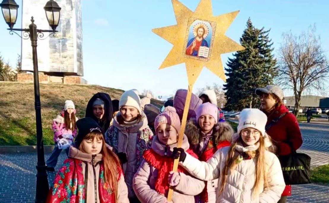 Решетилівські школярі колядують та збирають гроші на ЗСУ