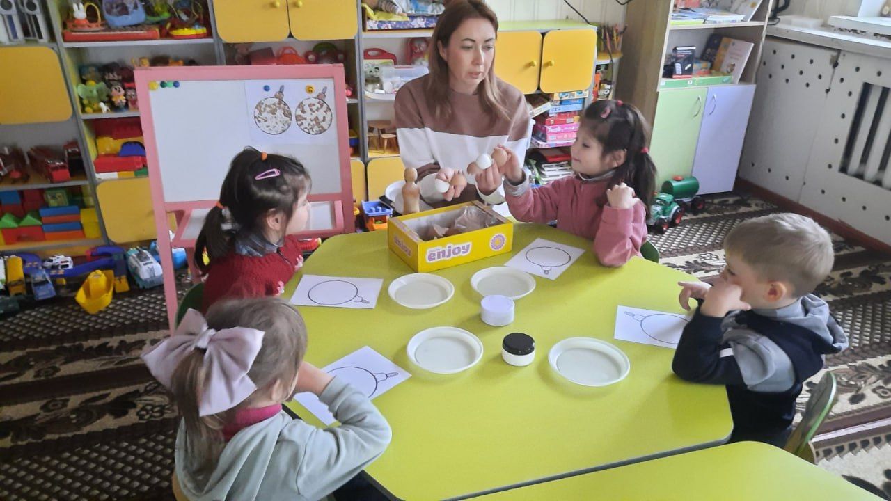 Вихованці Решетилівської філії ПОЕНЦУМ виготовляють новорічні екоприкраси