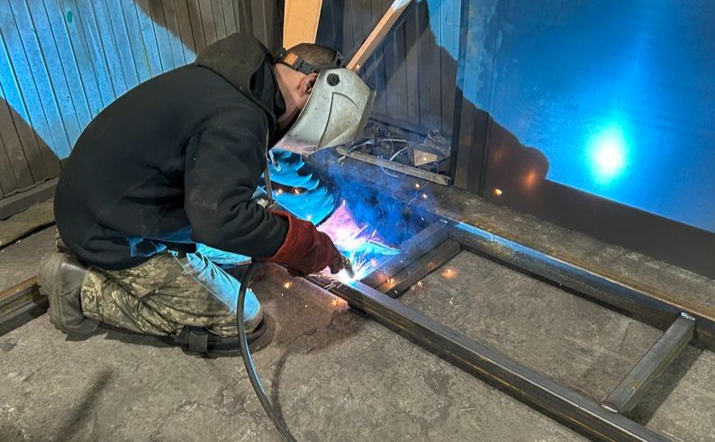 У Кременчуці волонтери виготовляють мобільні пункти управління для ППО