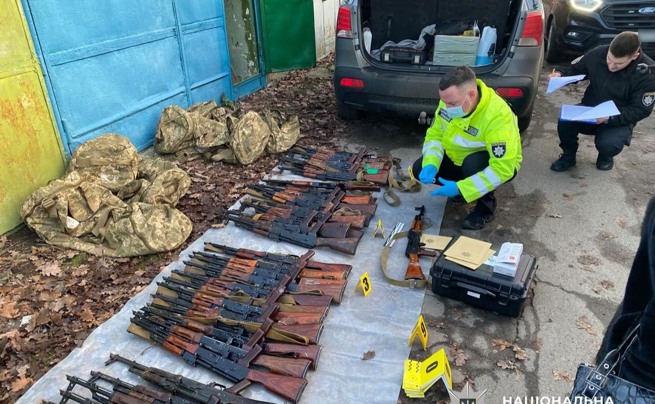 «Чорні зброярі»: Нацполіція ліквідувала масштабний канал збуту трофейної зброї
