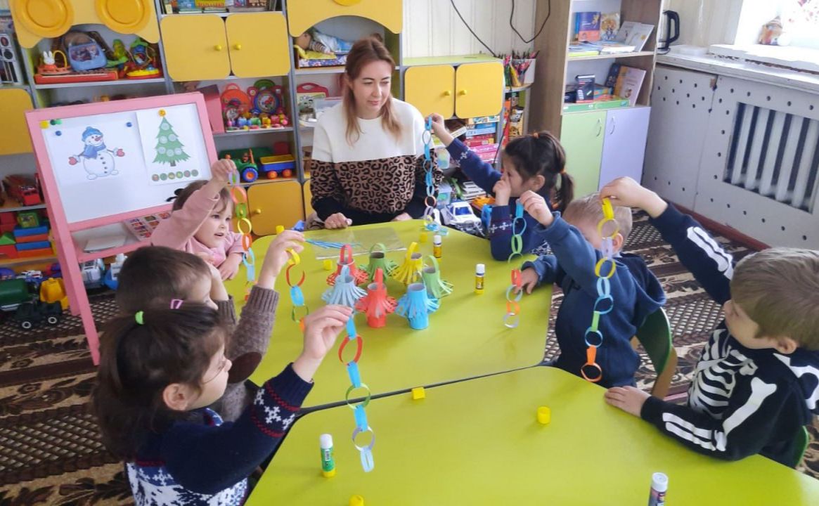 Вихованці Решетилівської філії ПОЕНЦУМ виготовляють новорічні екоприкраси