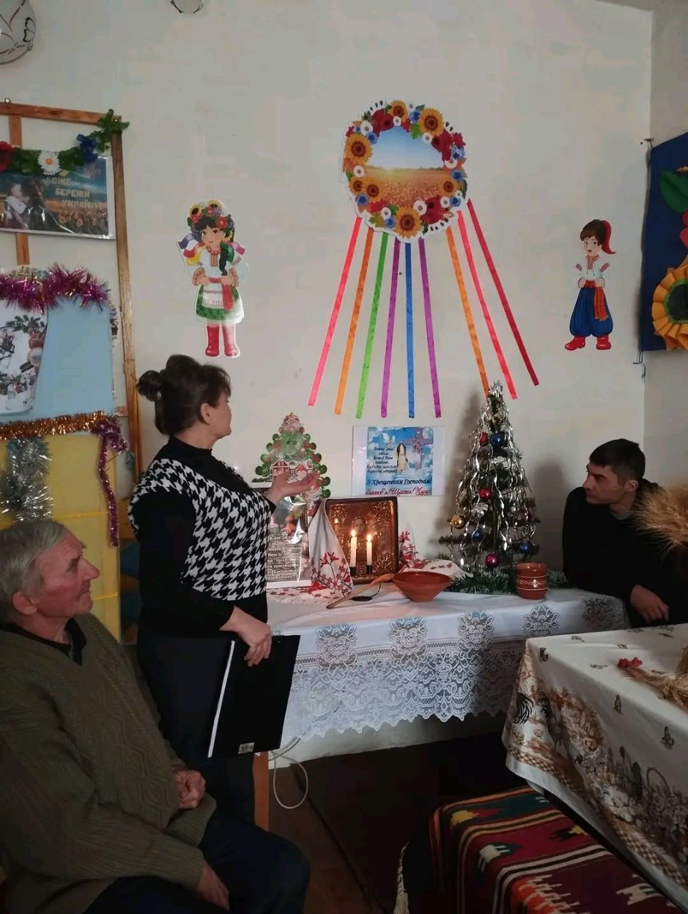 «Водохресні традиції: у Потічанському СБК провела народознавчу годину