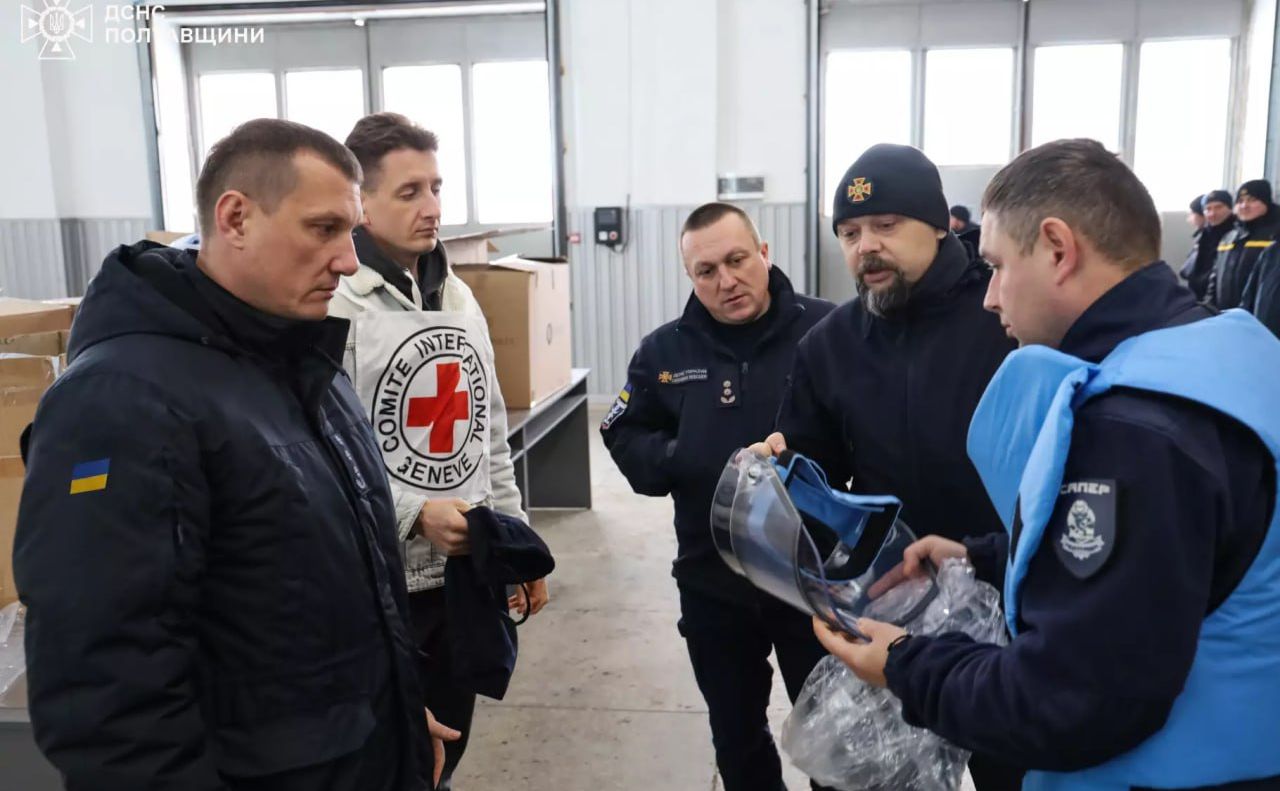 Полтавські піротехніки отримали захисне спорядження від міжнародних благодійників