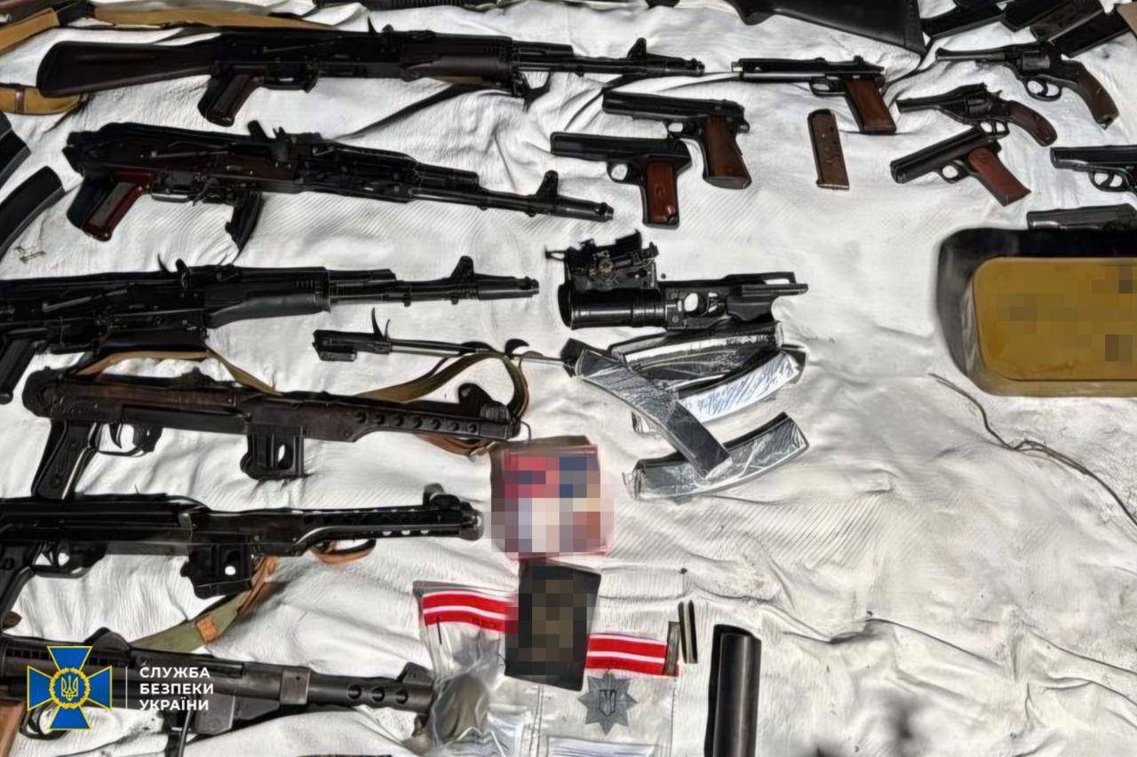 Збройові барони: СБУ та Нацполіція перешкодили продажу найбільшої за час великої війни партії «трофейної» зброї