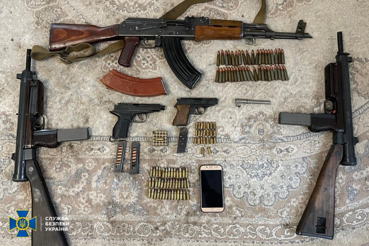 Збройові барони: СБУ та Нацполіція перешкодили продажу найбільшої за час великої війни партії «трофейної» зброї