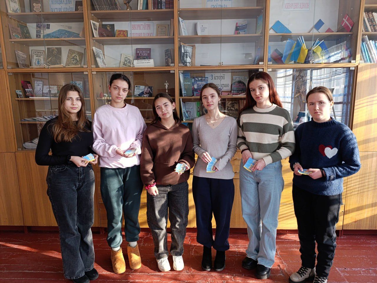 Остап’євські школярі виготовили чергову партію наліпок на окопні свічки