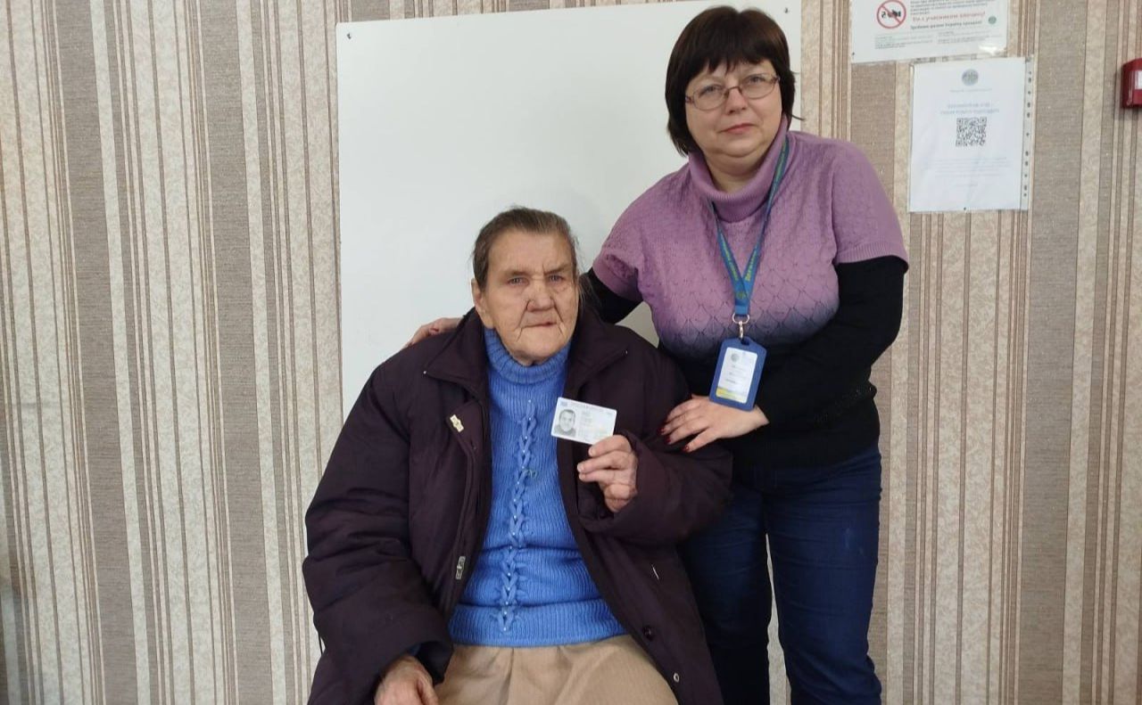 Мешканка Нових Санжар вперше отримала український паспорт у 75 років
