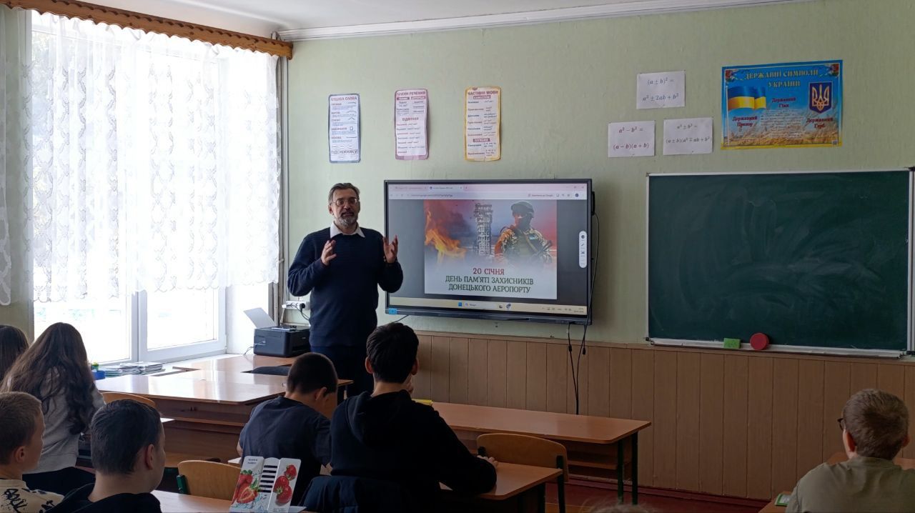 Решетилівські ліцеїсти вшанували незламність «кіборгів»