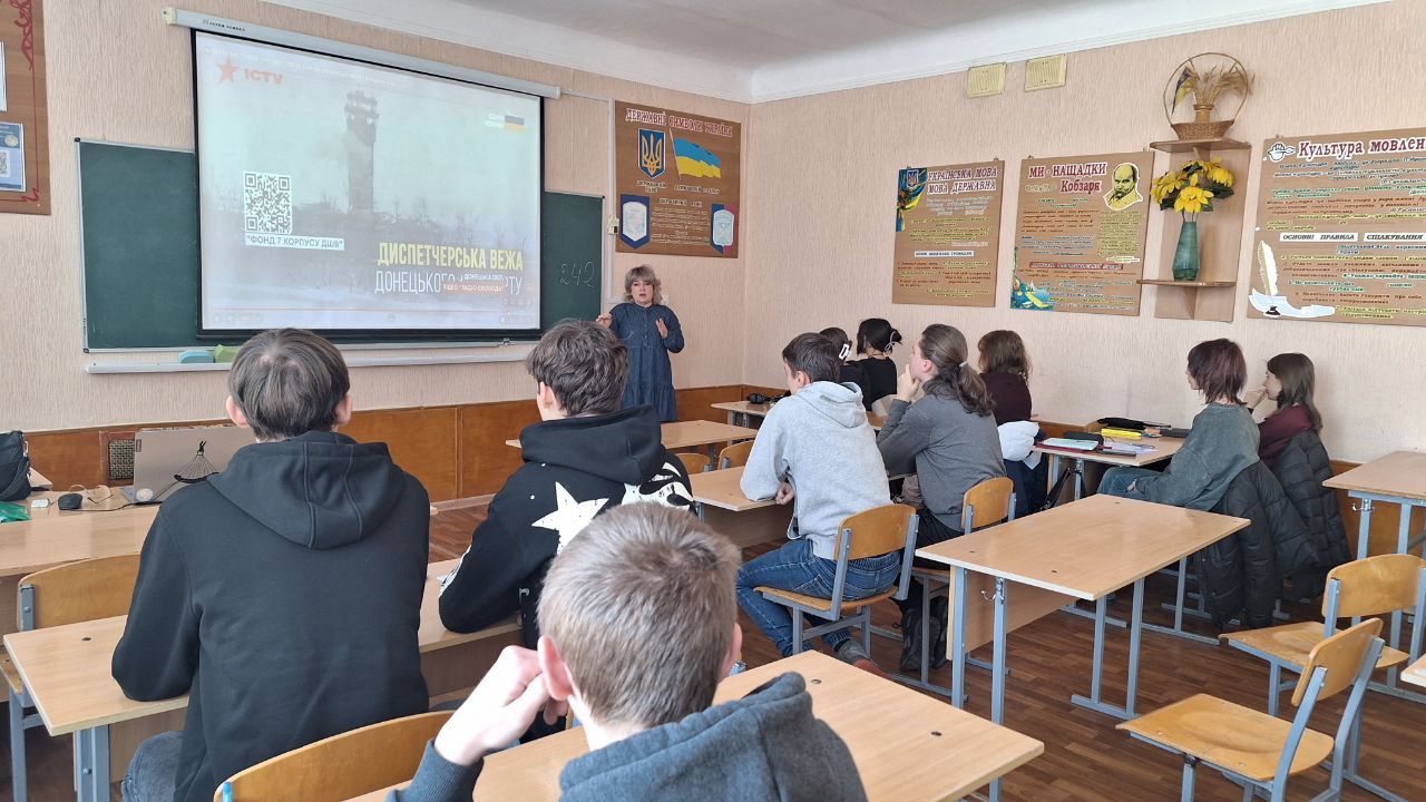 Решетилівські ліцеїсти вшанували незламність «кіборгів»