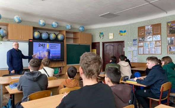 Решетилівські ліцеїсти вшанували незламність «кіборгів»