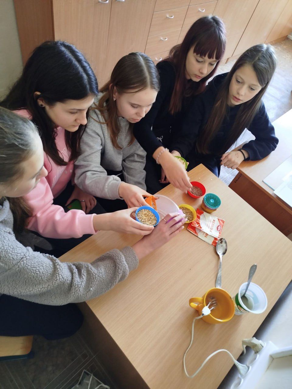 Вихованці Решетилівської філії ПОЕНЦУМ підгодовують пернатих