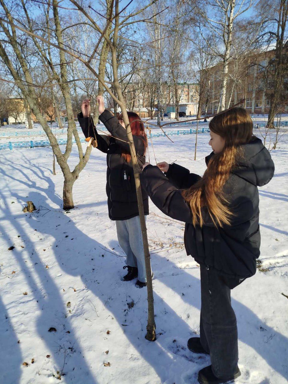 Вихованці Решетилівської філії ПОЕНЦУМ підгодовують пернатих