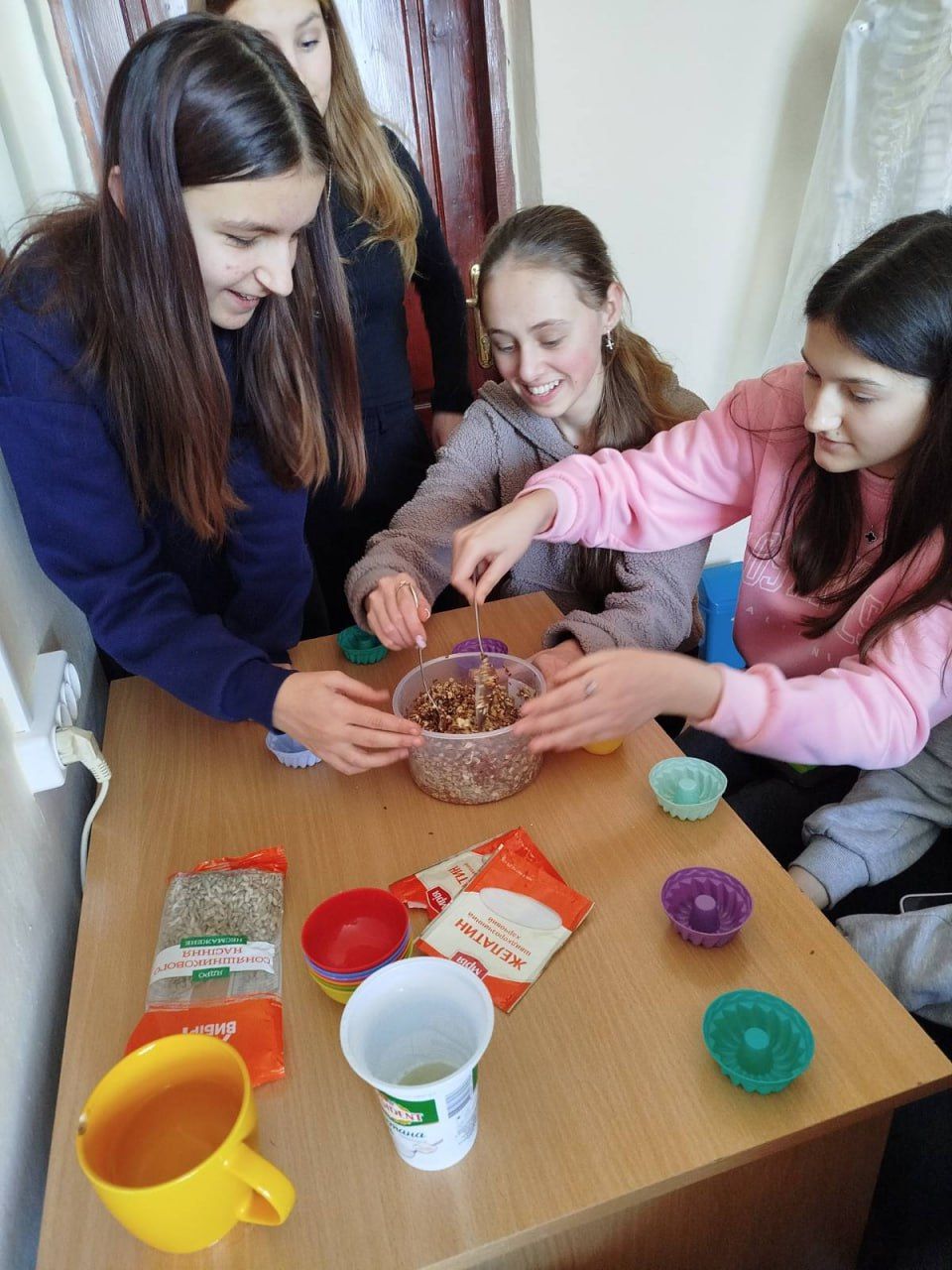 Вихованці Решетилівської філії ПОЕНЦУМ підгодовують пернатих