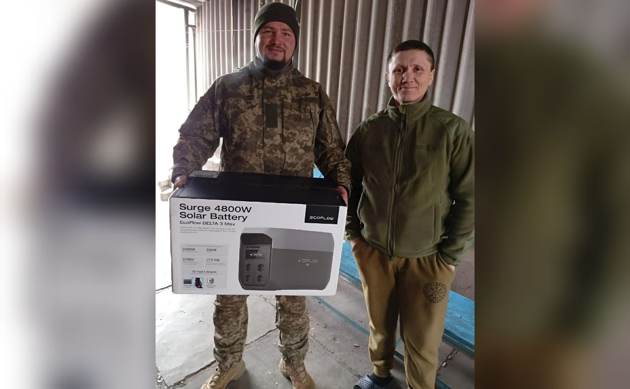 Чергову зарядну станцію передав військовому Олександр Біленький