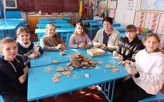 Остап’євські школярі допомагають волонтерам виготовляти окопні свічки