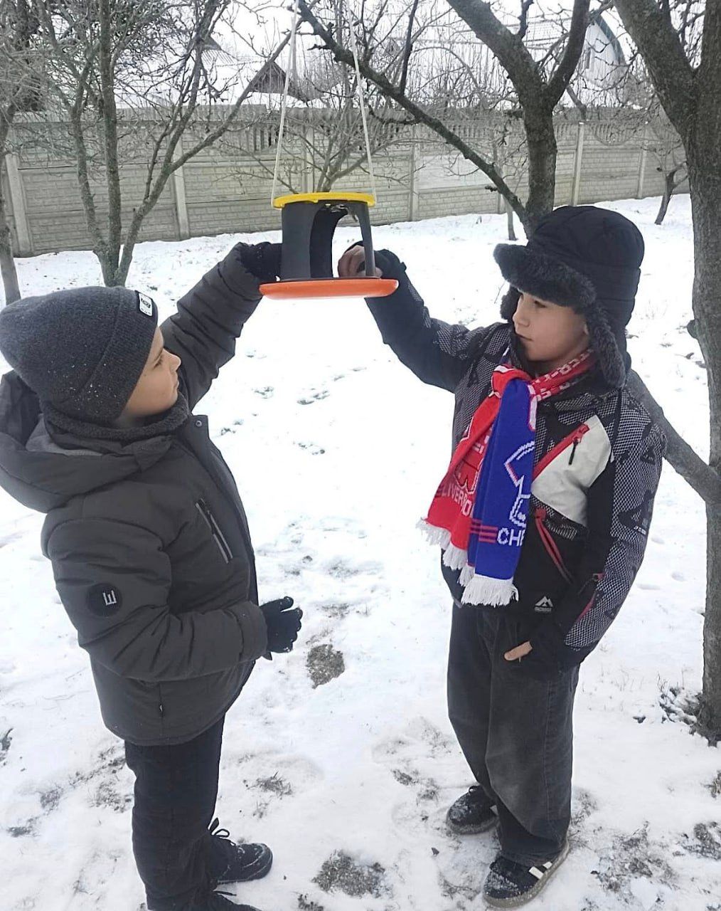 Учні «початківки» виготовляють годівнички для птахів