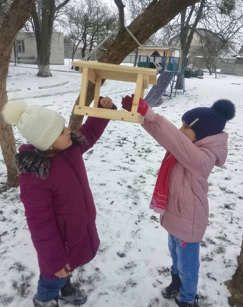 Учні «початківки» виготовляють годівнички для птахів