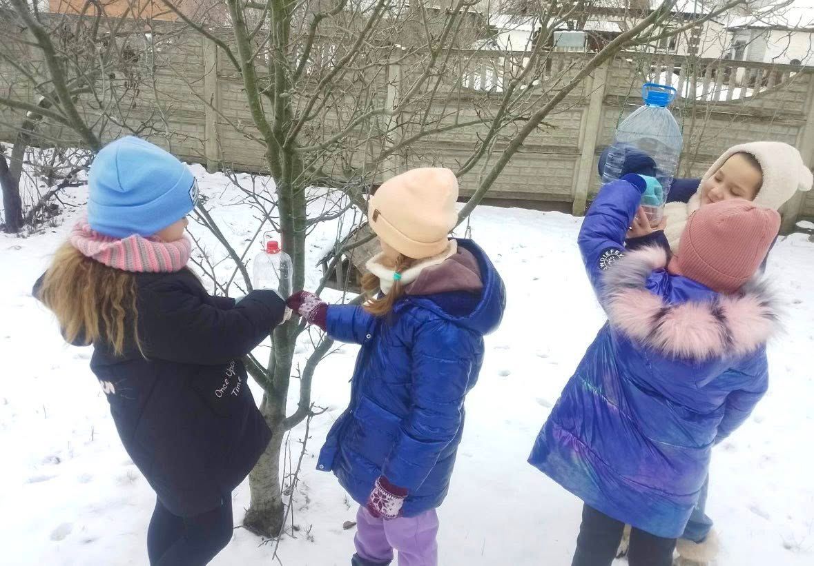 Учні «початківки» виготовляють годівнички для птахів