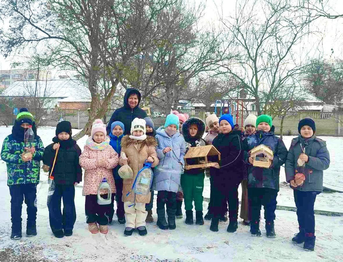 Учні «початківки» виготовляють годівнички для птахів