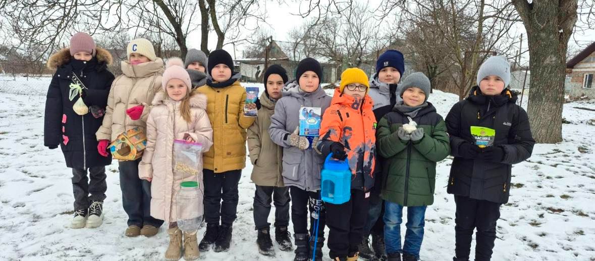 Учні «початківки» виготовляють годівнички для птахів