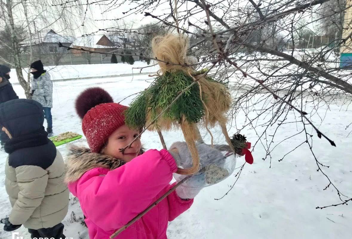 Учні «початківки» виготовляють годівнички для птахів