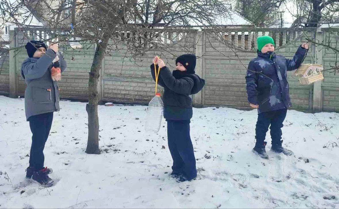 Учні «початківки» виготовляють годівнички для птахів