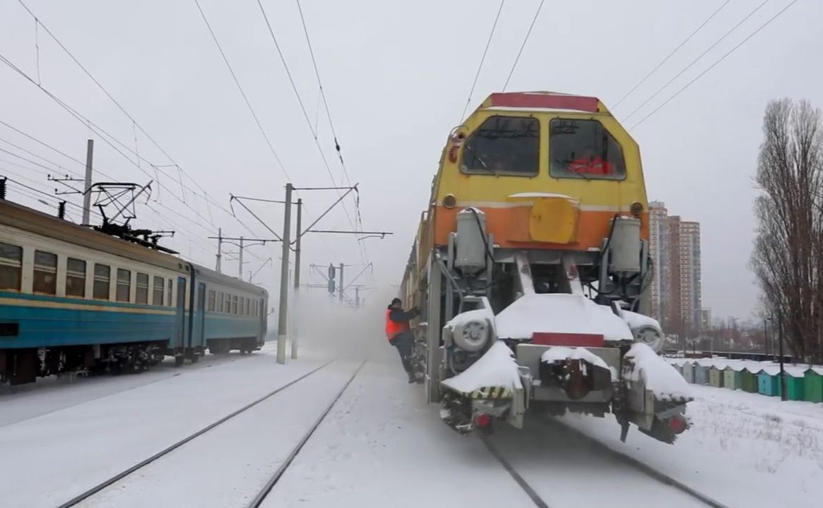 Через негоду прибуття потягів затримується майже на 8 годин