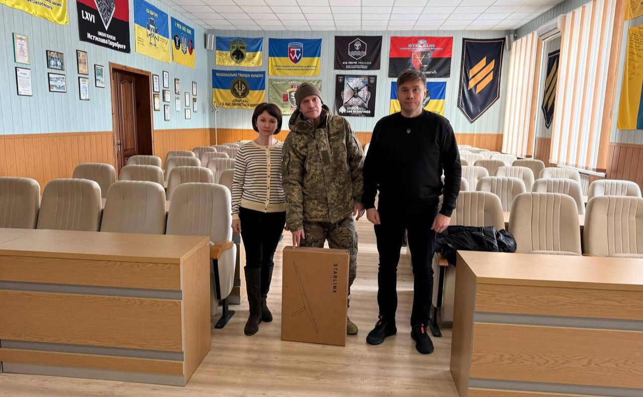 Олександр Біленький та Оксана Дядюнова передали Starlink земляку