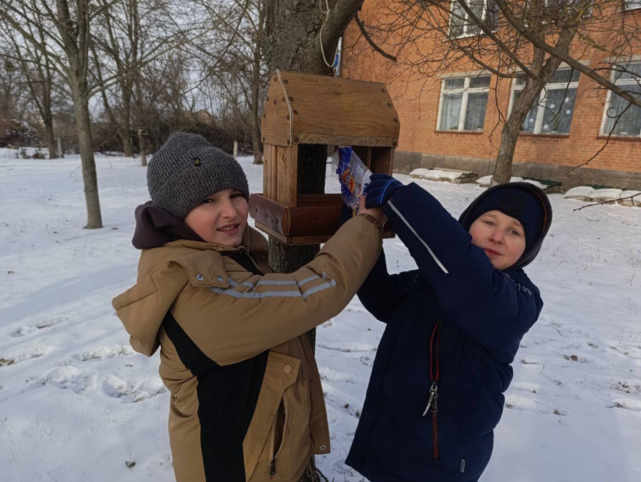 Малобакайські школярі підгодовують птахів взимку