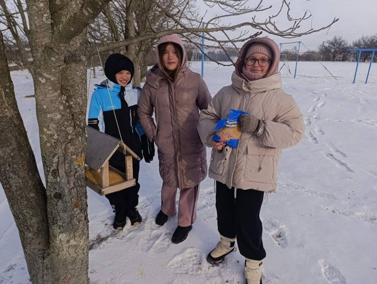 Малобакайські школярі підгодовують птахів взимку