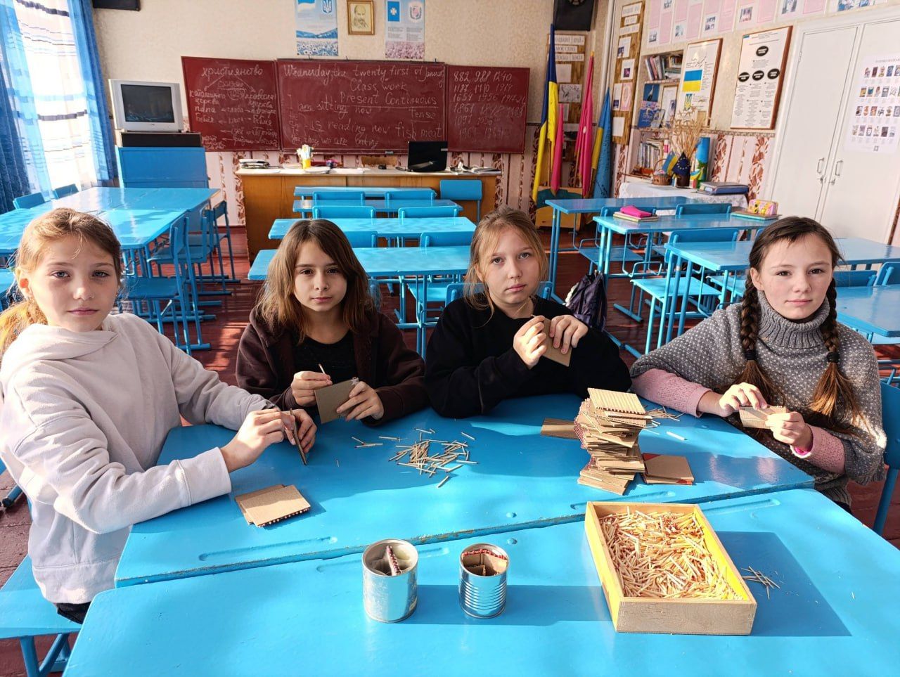 Остап’євські школярі допомагають волонтерам виготовляти окопні свічки