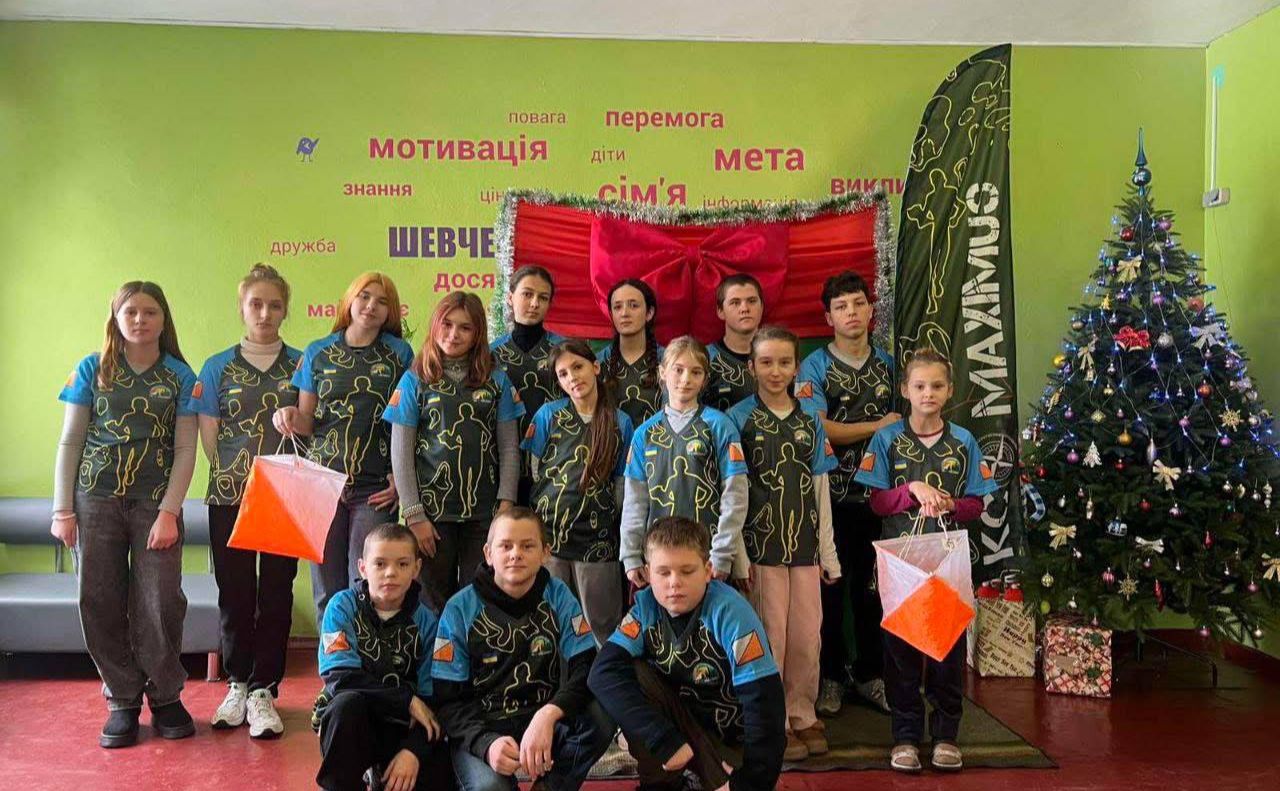 Олександр Біленький передав форму орієнтувальникам із Шевченкового