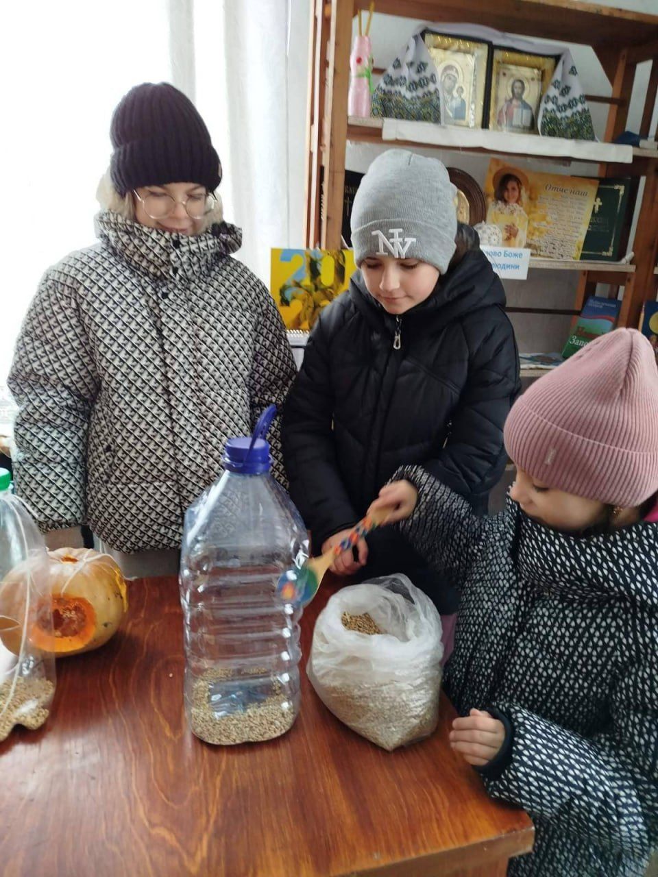 Михнівські дітлахи підгодовують птахів взимку