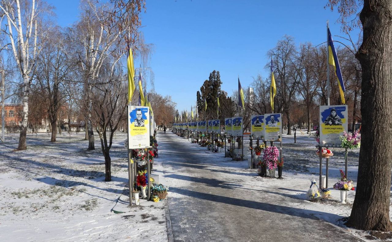 Решетилівська міська рада прийняла рішення тимчасово зняти державні прапори на Алеї Героїв