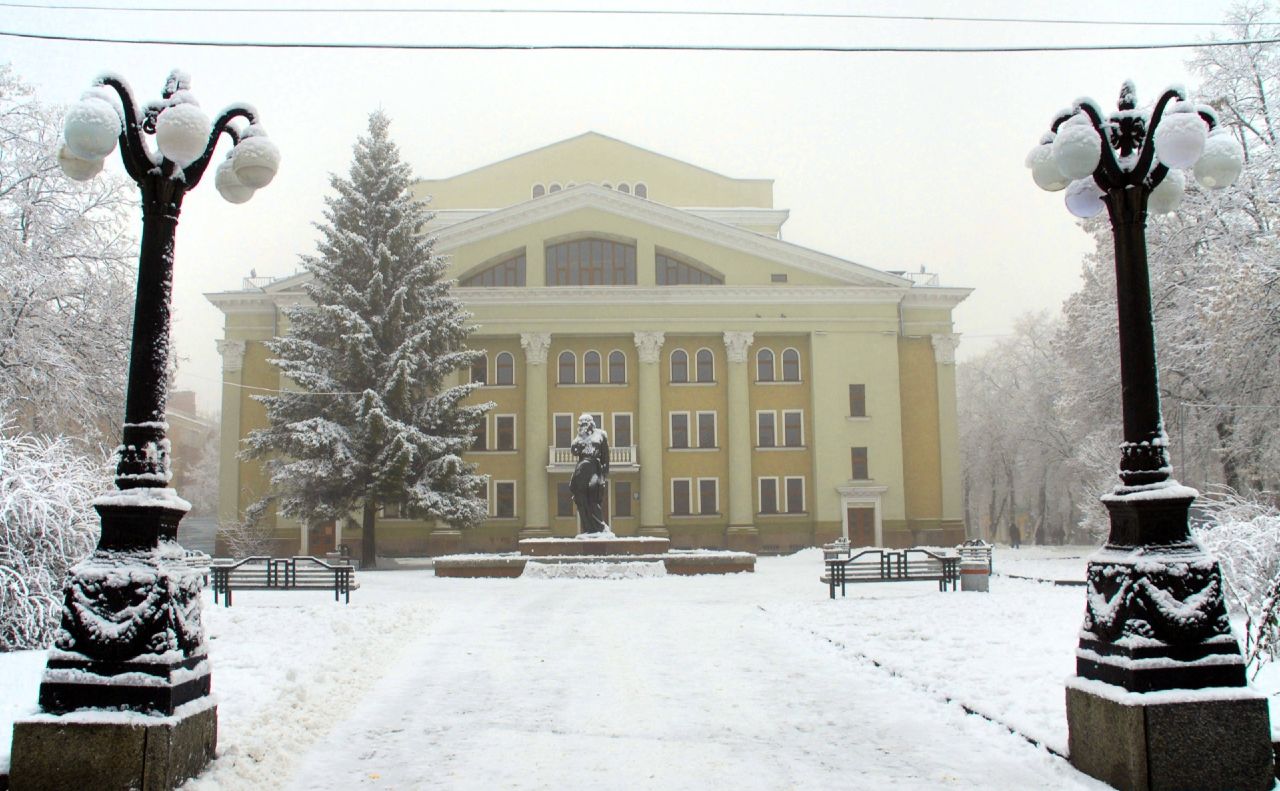 Артисти театру Гоголя запрошують на вистави