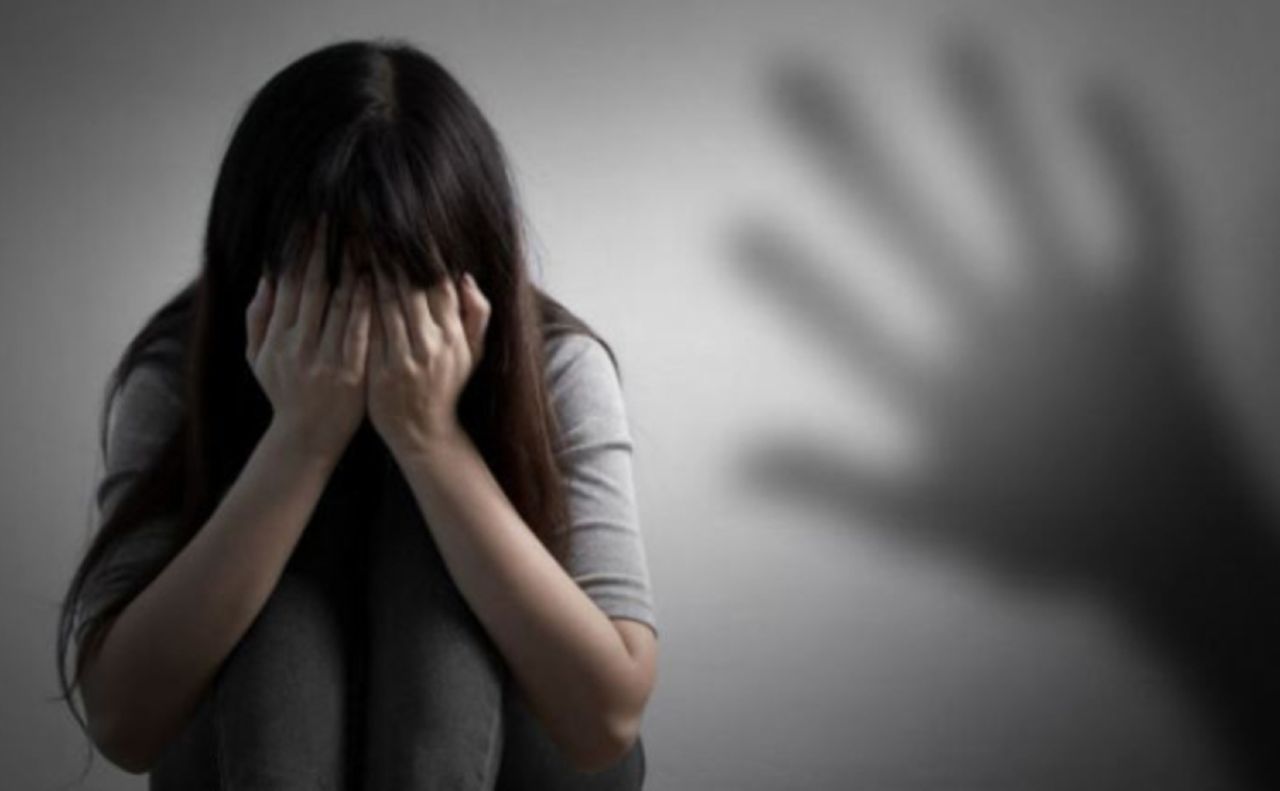 Дві доби на колінах без їжі і без туалету: жінка «карала» рідних сестер за солодощі