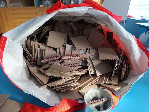 Остап’євські школярі допомагають волонтерам виготовляти окопні свічки