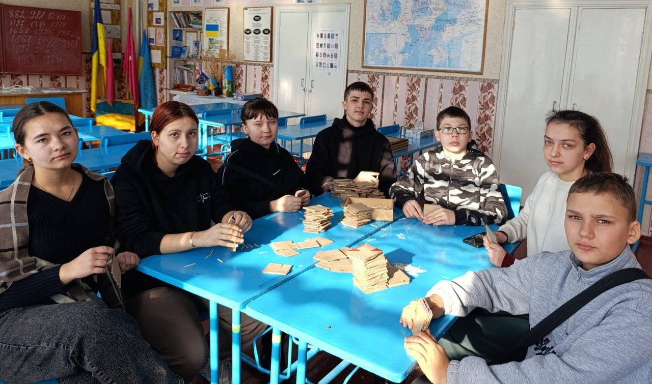 Остап’євські школярі допомагають волонтерам виготовляти окопні свічки