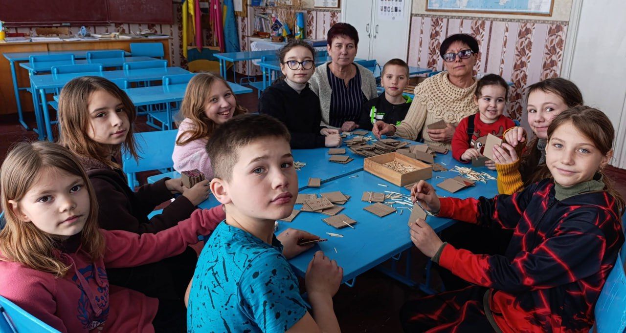Остап’євські школярі допомагають волонтерам виготовляти окопні свічки